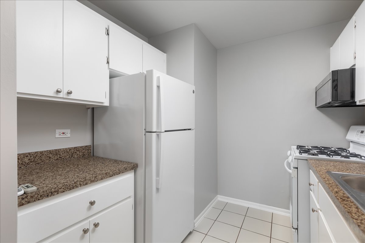 5740 East Avenue #2F, Countryside, IL 60525