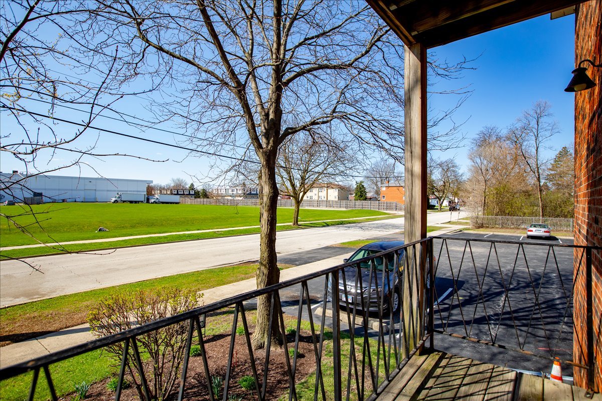 5740 East Avenue #2F, Countryside, IL 60525