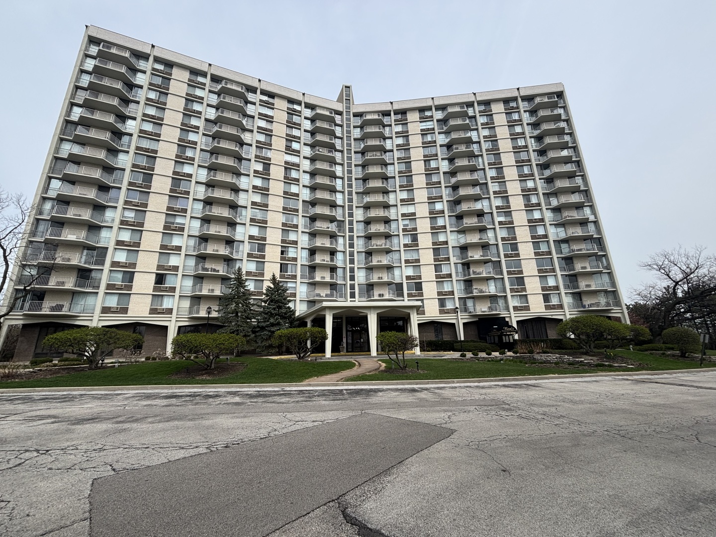 40 N Tower Road #10, Oak Brook, IL 60523