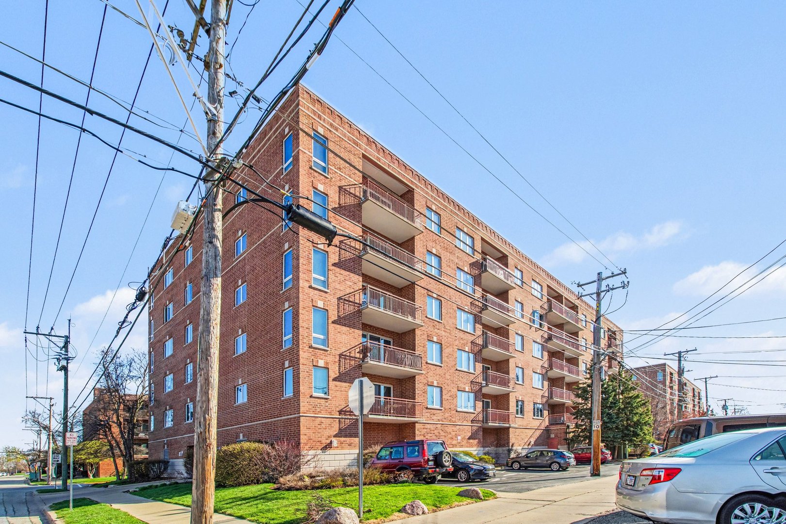 1327 E Washington Street #309, Des Plaines, IL 60016