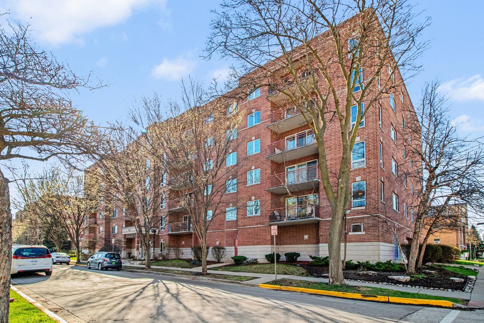 1327 E Washington Street #309, Des Plaines, IL 60016