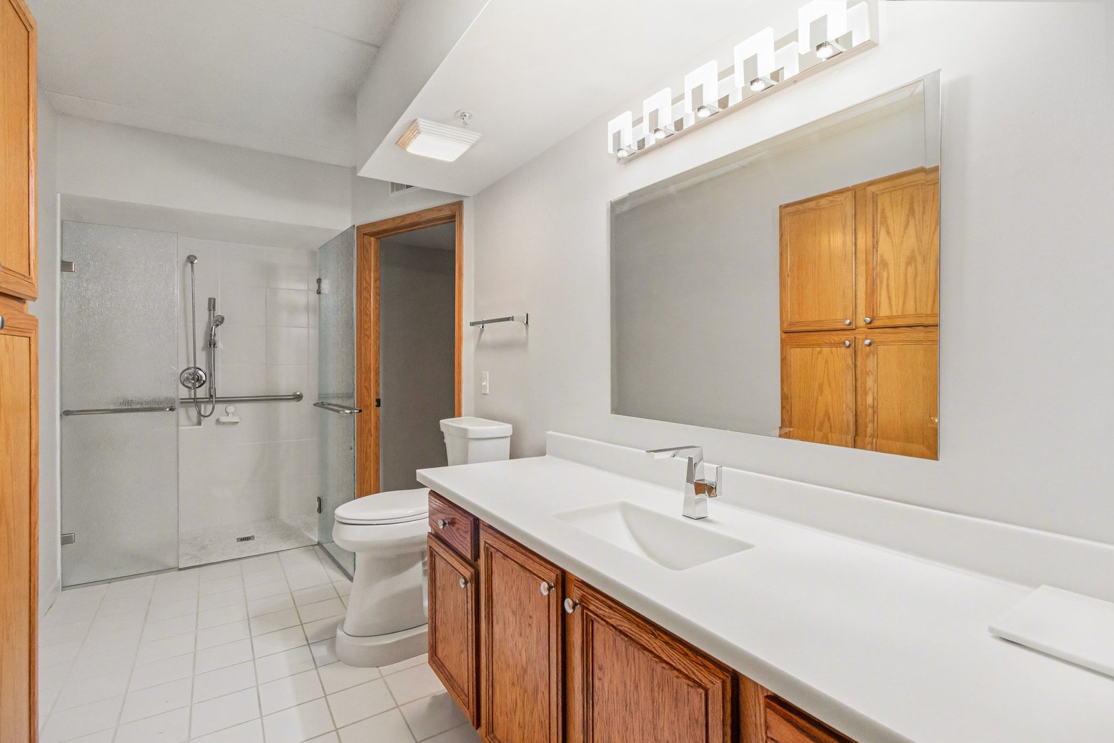 1327 E Washington Street #309, Des Plaines, IL 60016