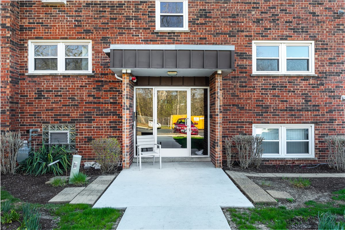 5740 East Avenue #2D, Countryside, IL 60525