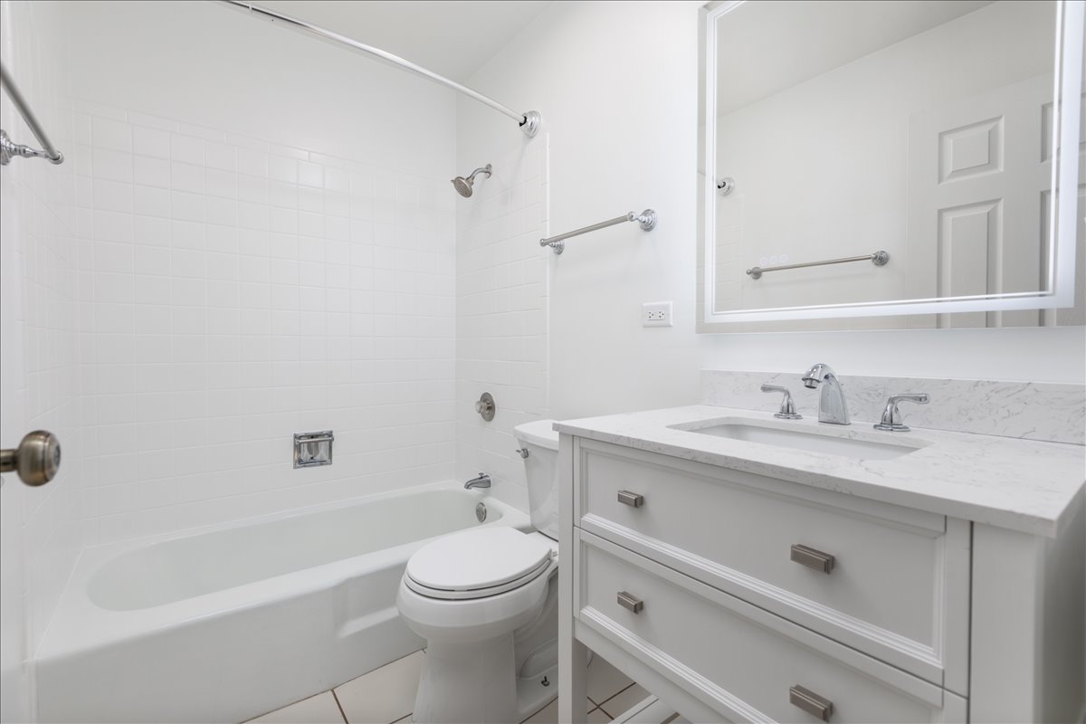 5740 East Avenue #2D, Countryside, IL 60525