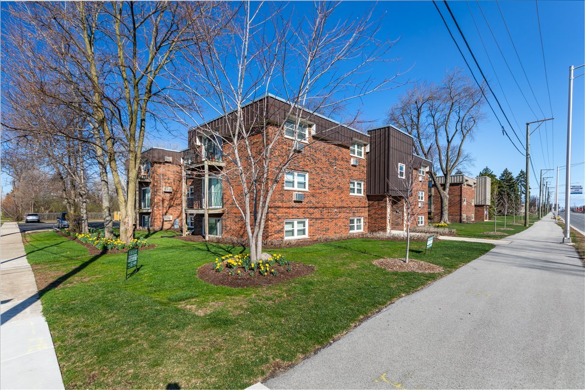 5740 East Avenue #2D, Countryside, IL 60525