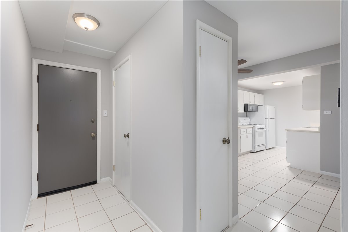 5740 East Avenue #1C, Countryside, IL 60525