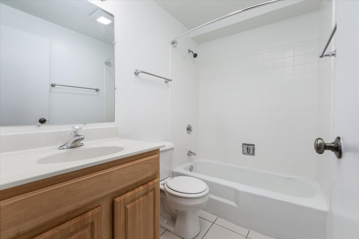 5740 East Avenue #1C, Countryside, IL 60525