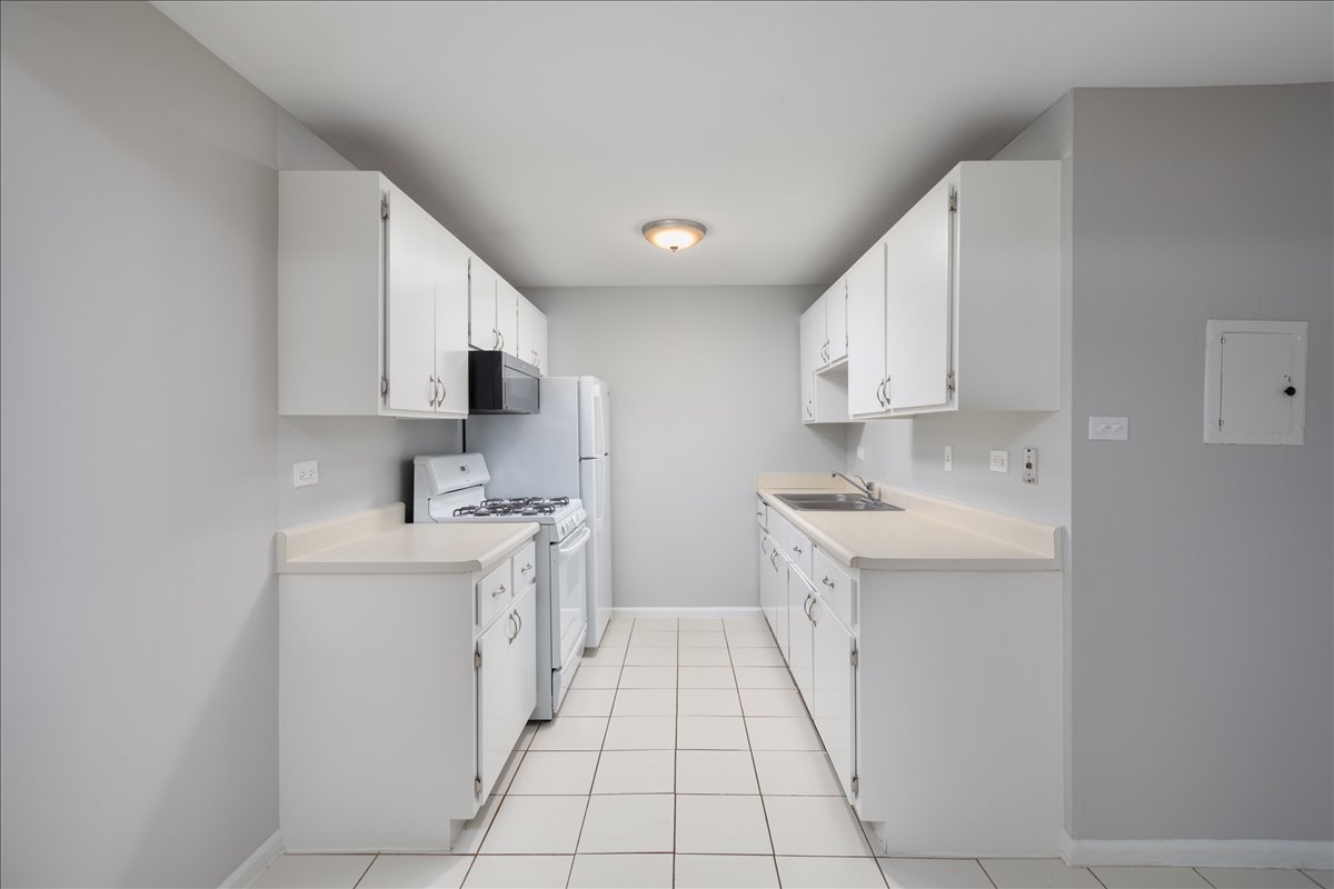 5740 East Avenue #1C, Countryside, IL 60525