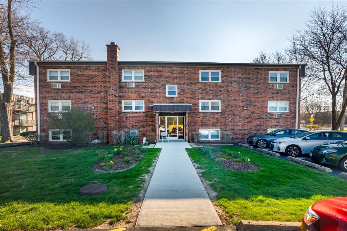 5740 East Avenue #1C, Countryside, IL 60525