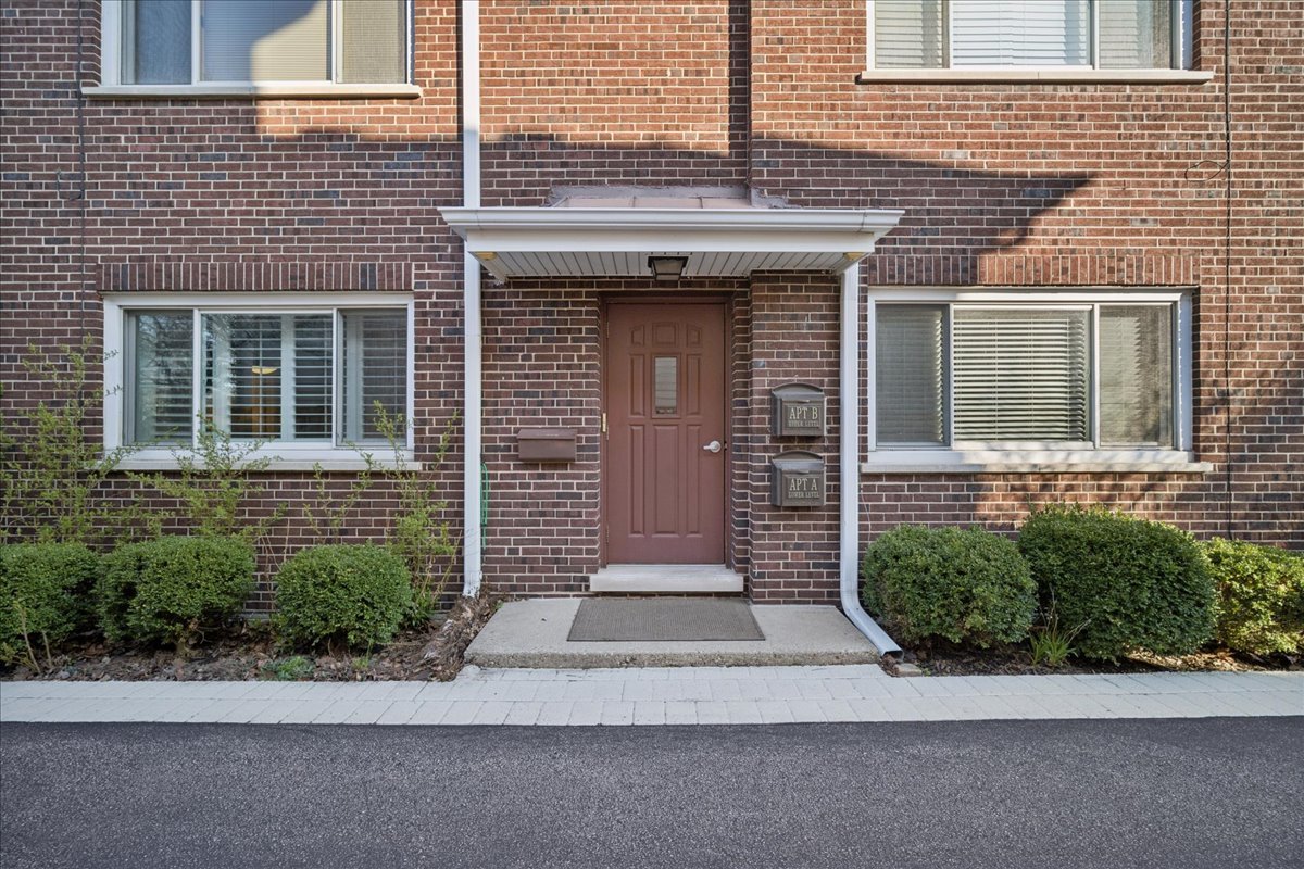 319 S Vine Avenue #A, Park Ridge, IL 60068