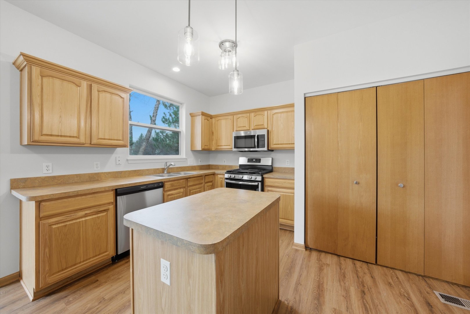 646 S Cadillac Circle, Romeoville, IL 60446