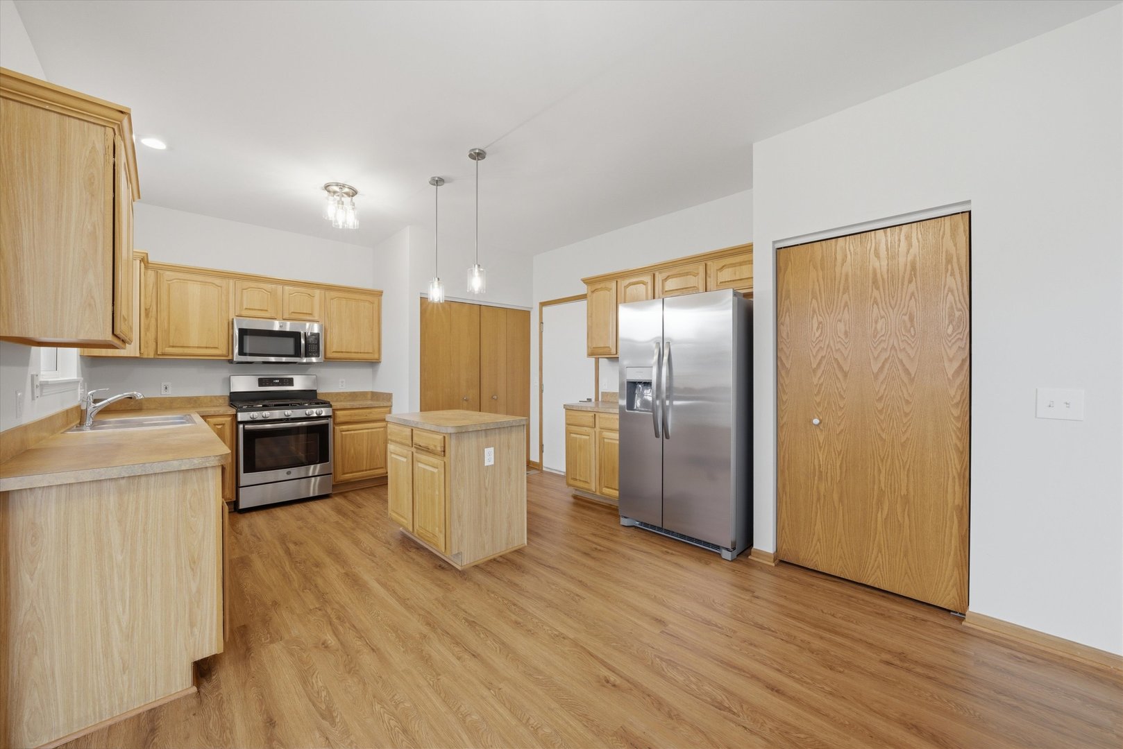 646 S Cadillac Circle, Romeoville, IL 60446