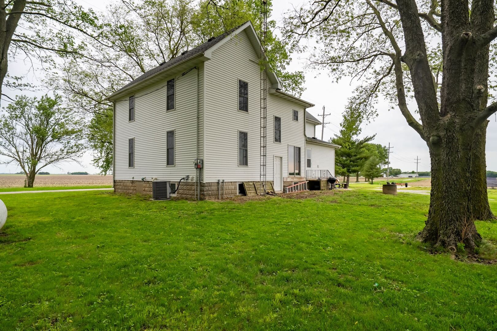 12610 N 1900 East Road, Fairbury, IL 61739