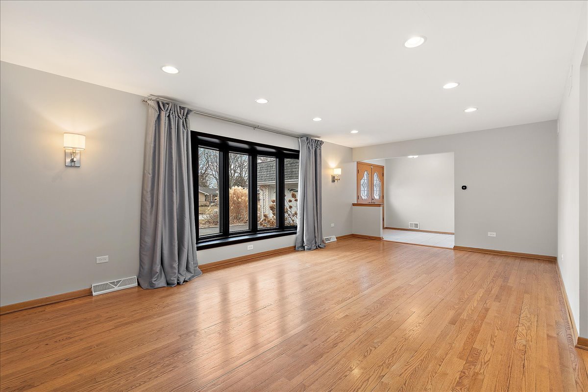 7440 W Manitoba Drive, Palos Heights, IL 60463