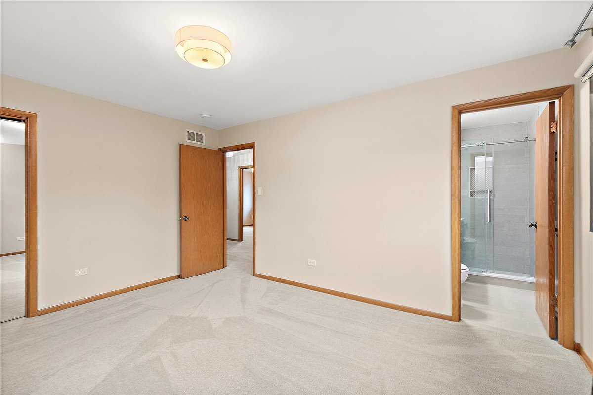 7440 W Manitoba Drive, Palos Heights, IL 60463