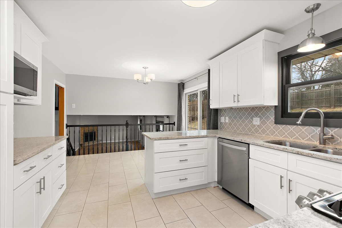 7440 W Manitoba Drive, Palos Heights, IL 60463