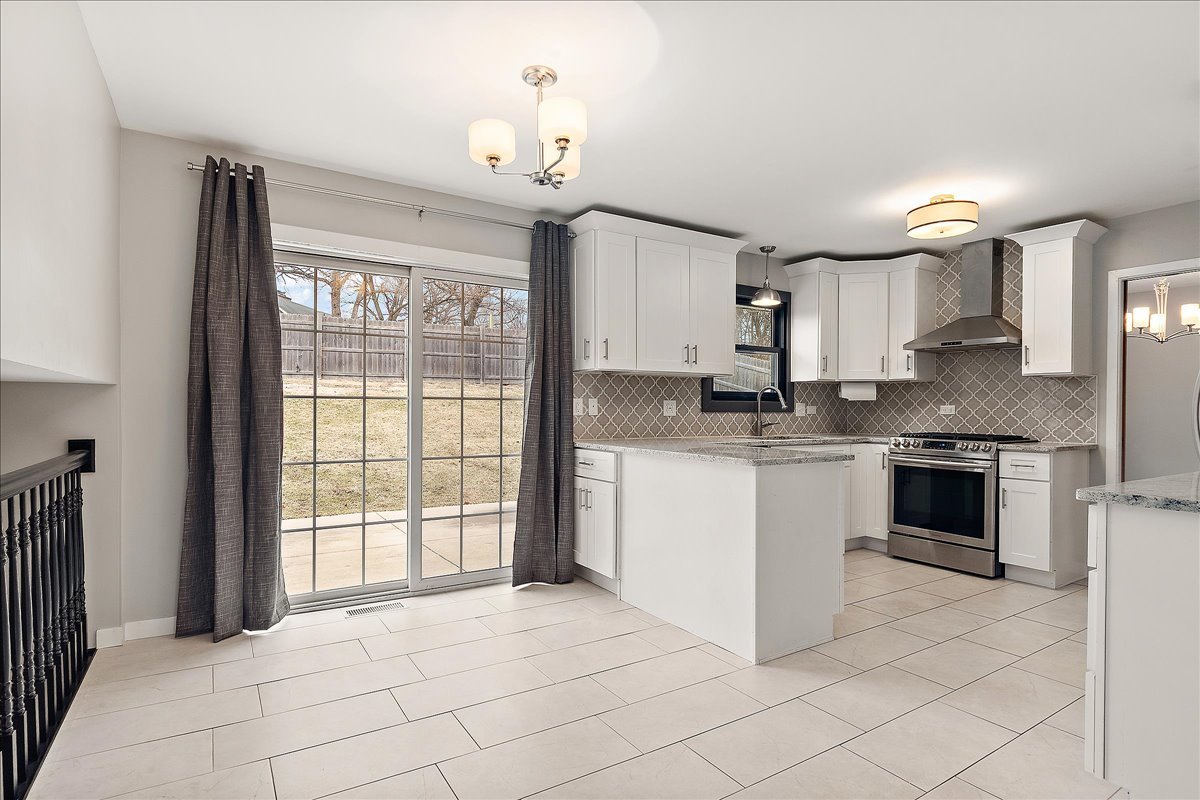 7440 W Manitoba Drive, Palos Heights, IL 60463