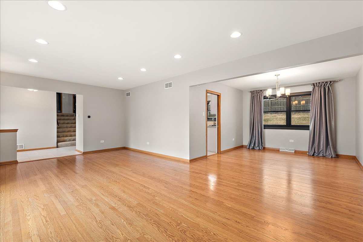 7440 W Manitoba Drive, Palos Heights, IL 60463