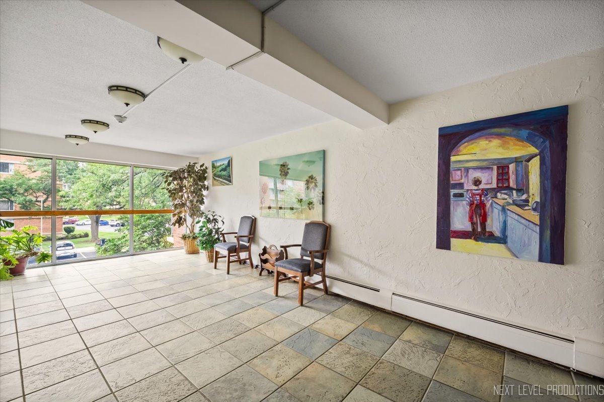 2222 S Stewart Avenue #1C, Lombard, IL 60148