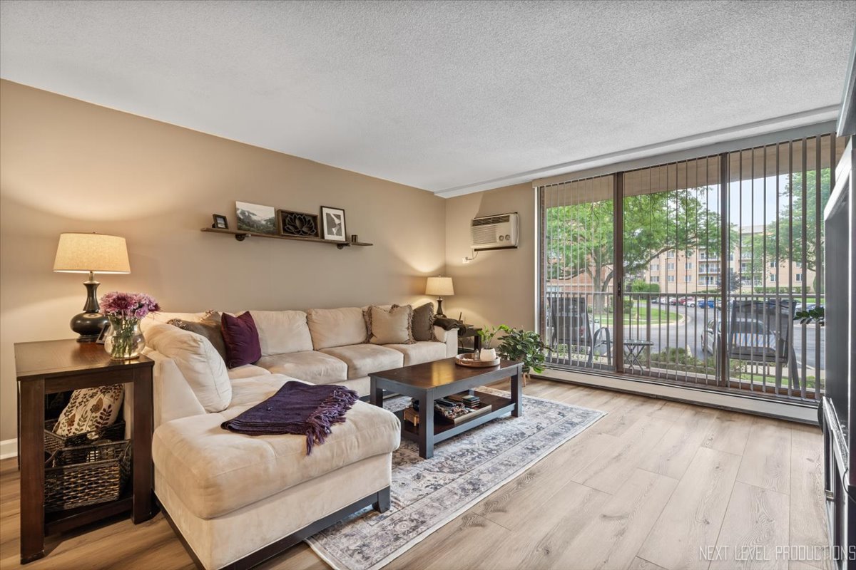 2222 S Stewart Avenue #1C, Lombard, IL 60148