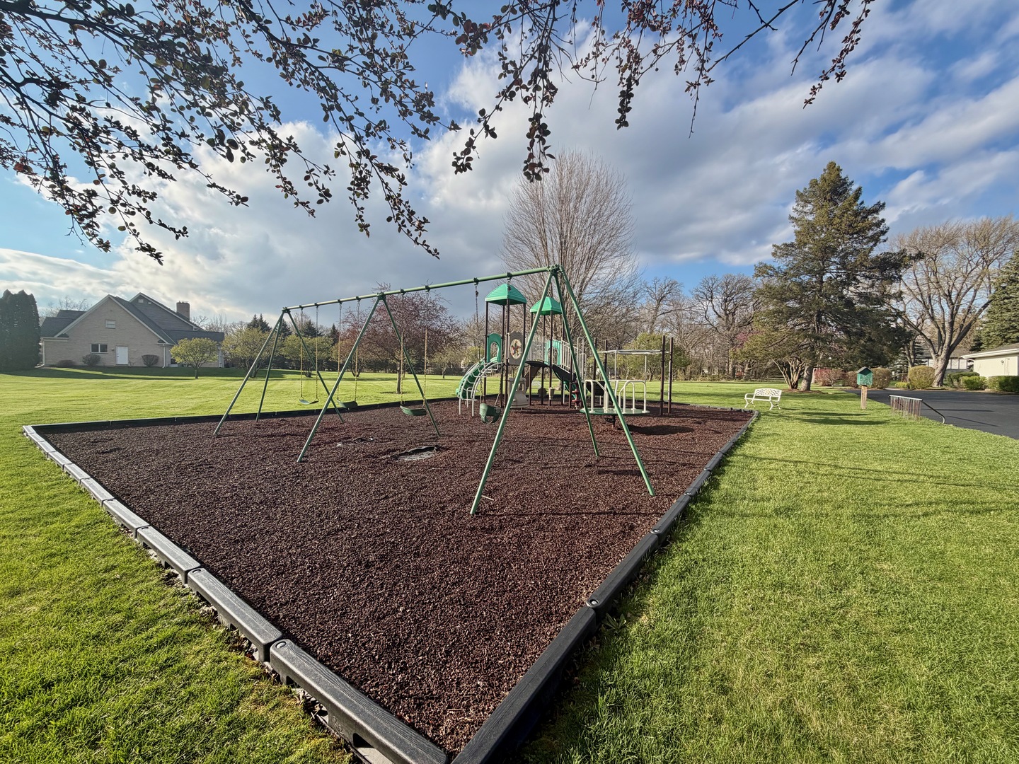 35 Oak Creek Drive, Yorkville, IL 60560