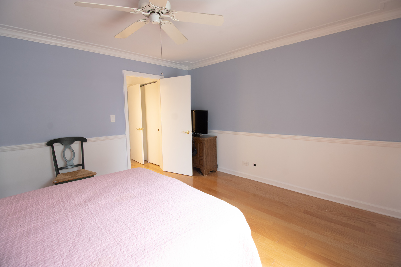 120 Carriage Way Drive #202B, Burr Ridge, IL 60527