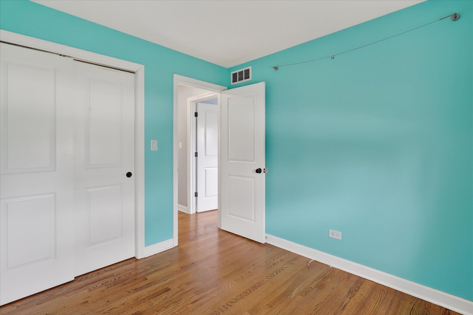 5635 Alabama Avenue, Clarendon Hills, IL 60514