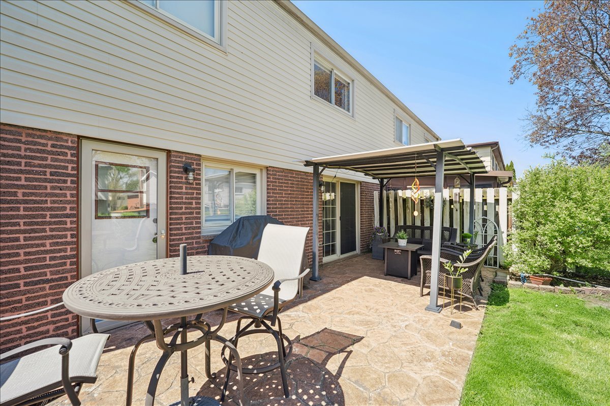 1739 N Windsor Drive, Arlington Heights, IL 60004