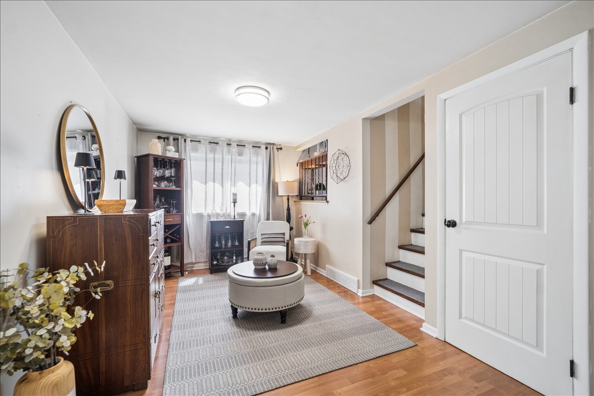 1739 N Windsor Drive, Arlington Heights, IL 60004