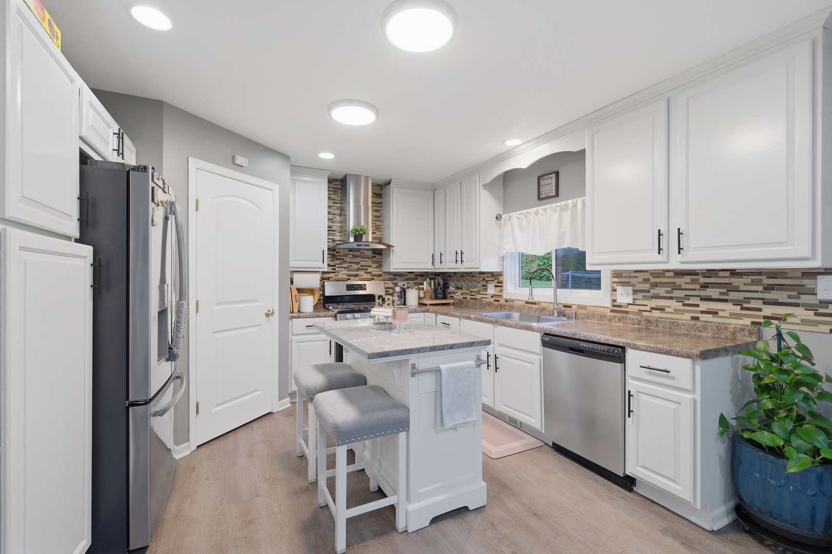 1405 Charles Avenue, Algonquin, IL 60102