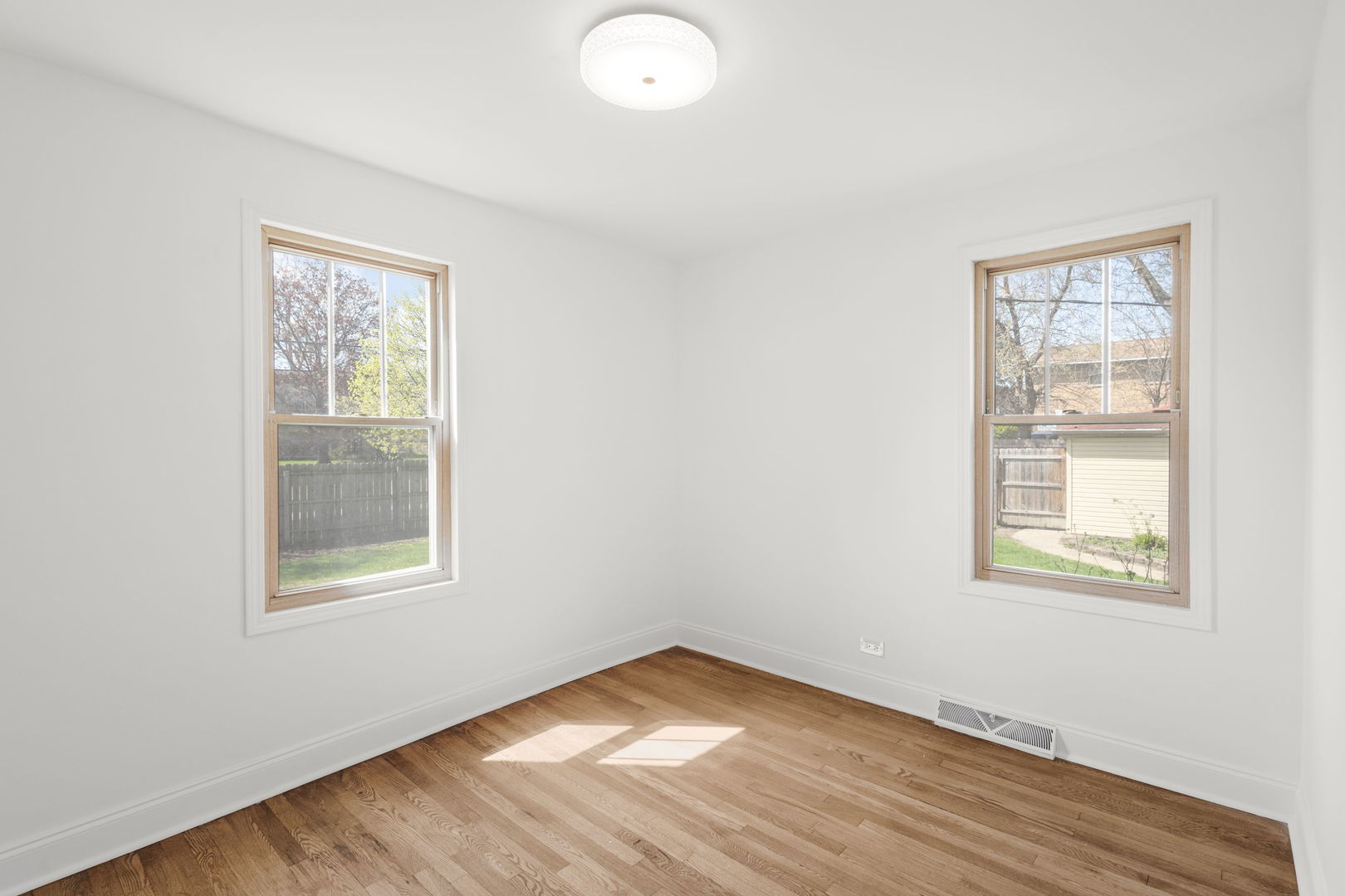 132 Hiawatha Drive, Clarendon Hills, IL 60514