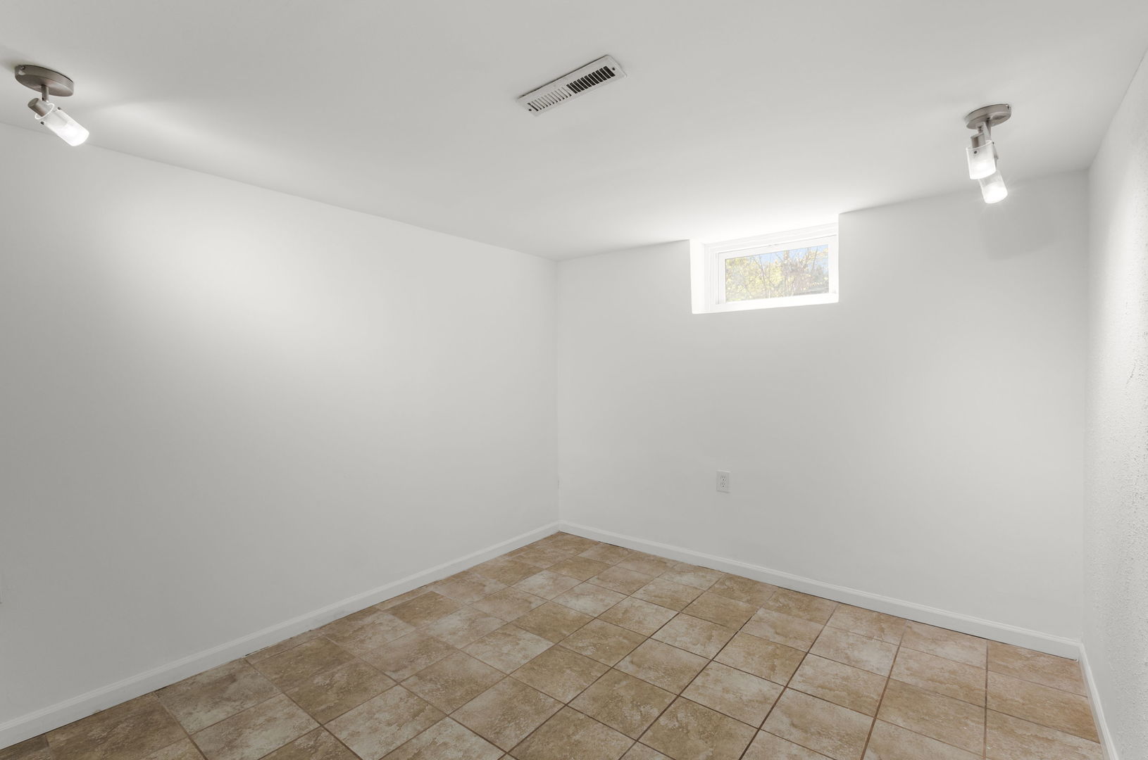 132 Hiawatha Drive, Clarendon Hills, IL 60514