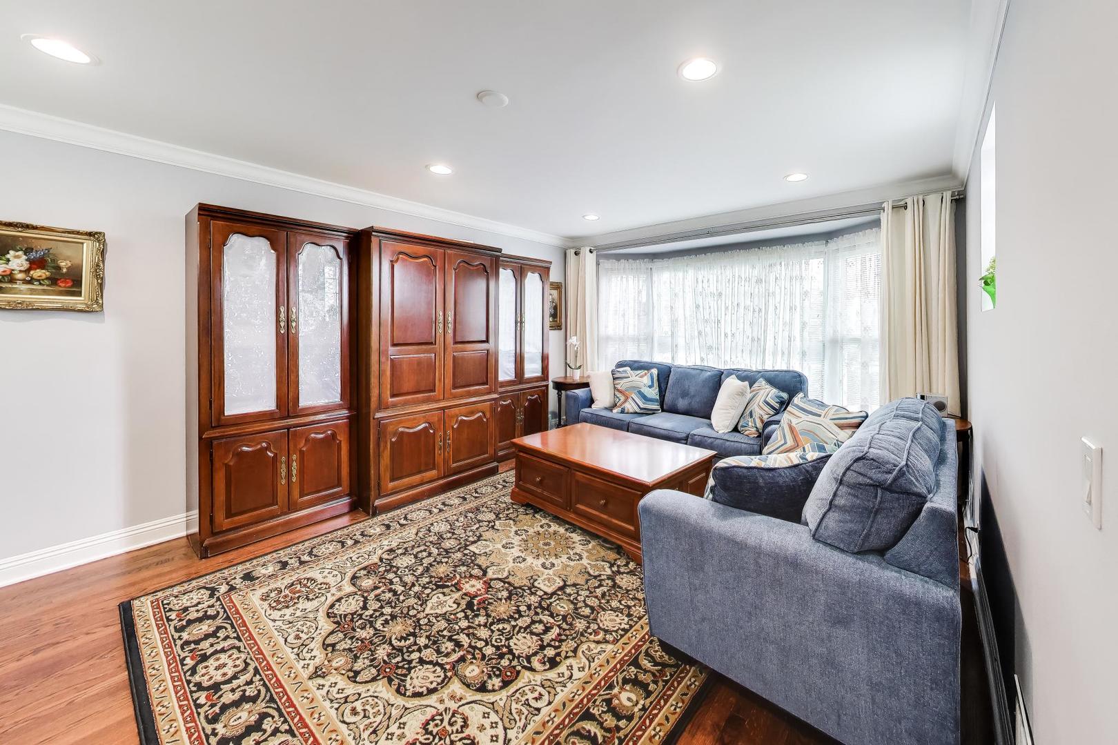 5136 W Lee Street, Skokie, IL 60077