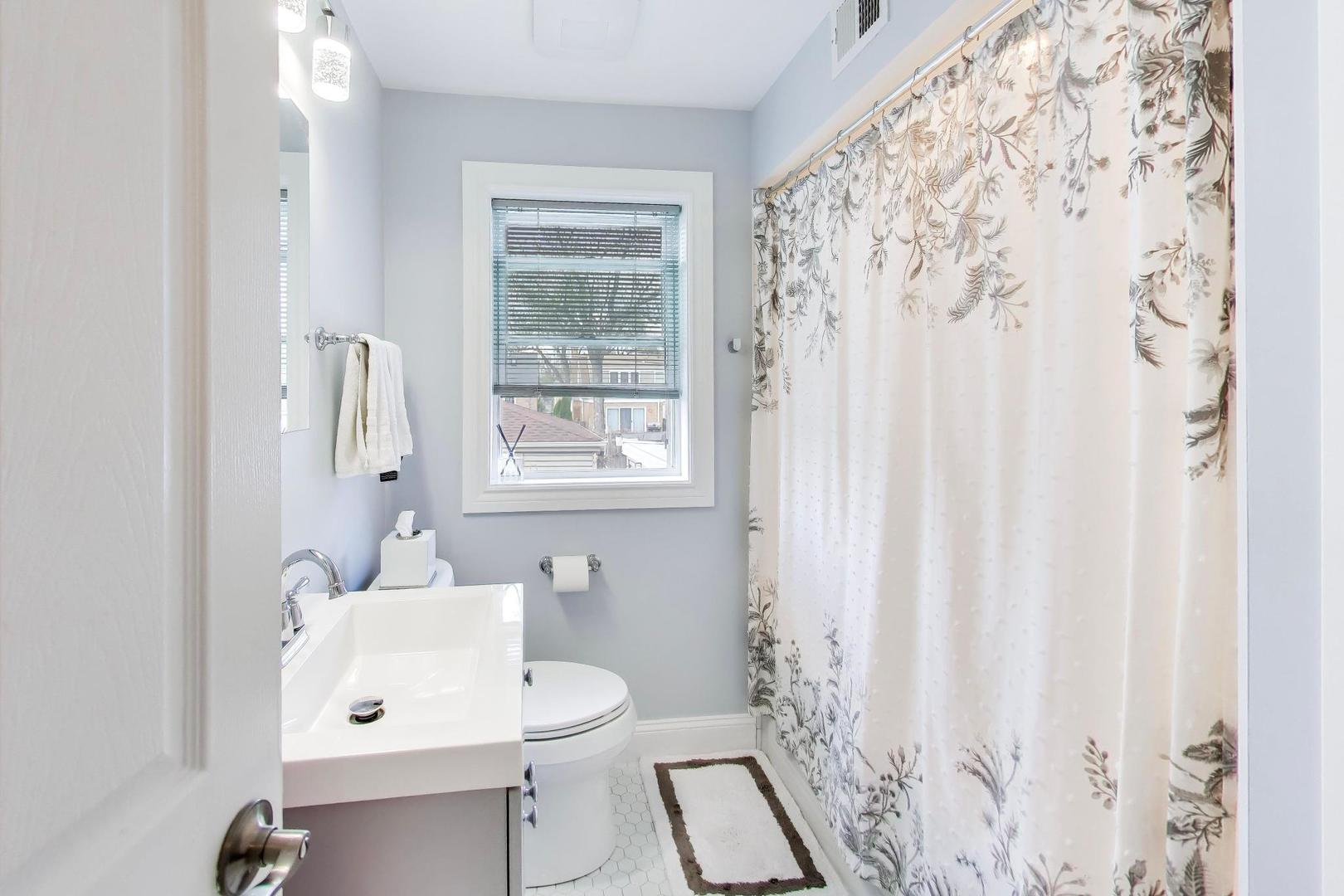 5136 W Lee Street, Skokie, IL 60077