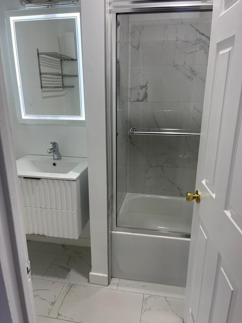 6161 N Hoyne Avenue #302, Chicago, IL 60659