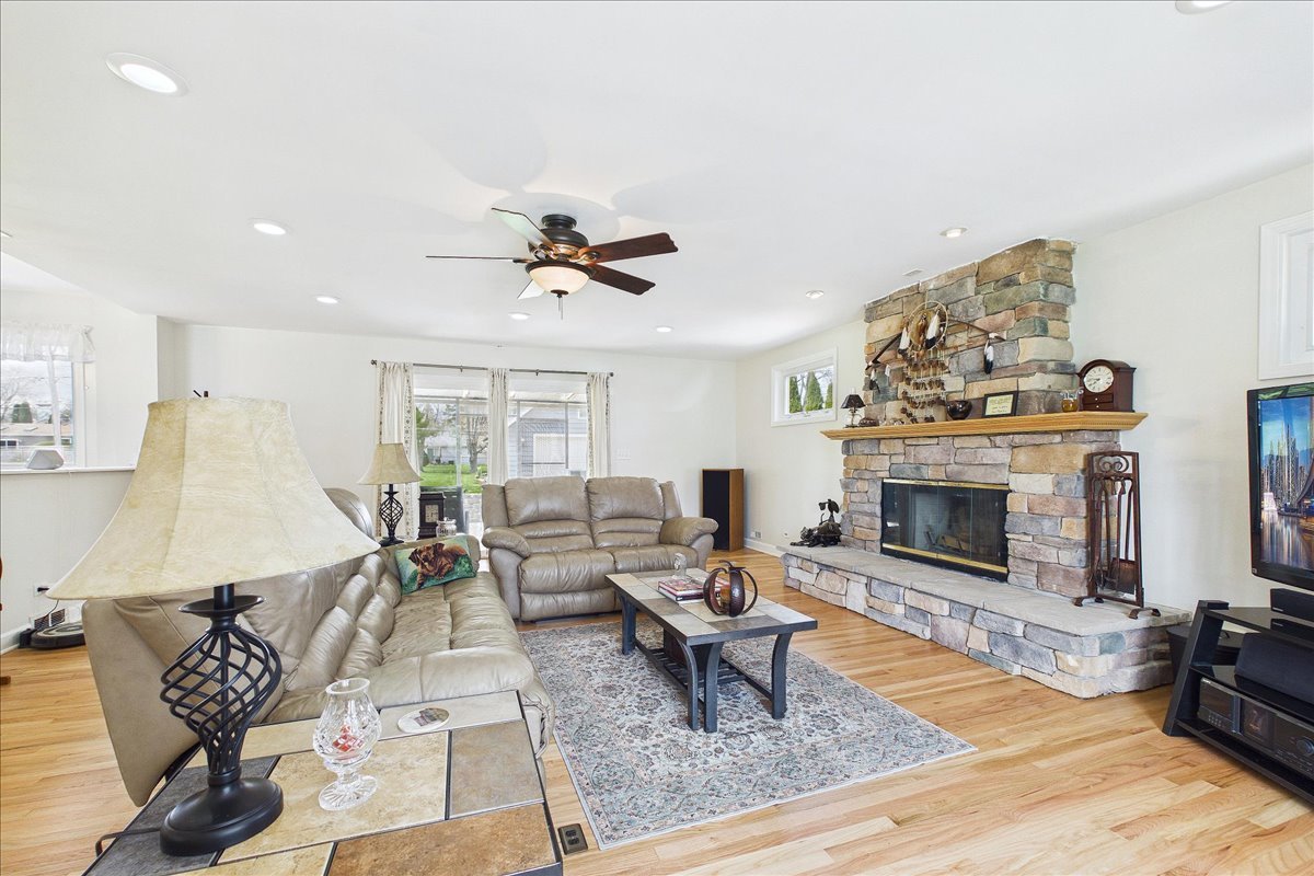 2N548 Pleasant Avenue, Glen Ellyn, IL 60137