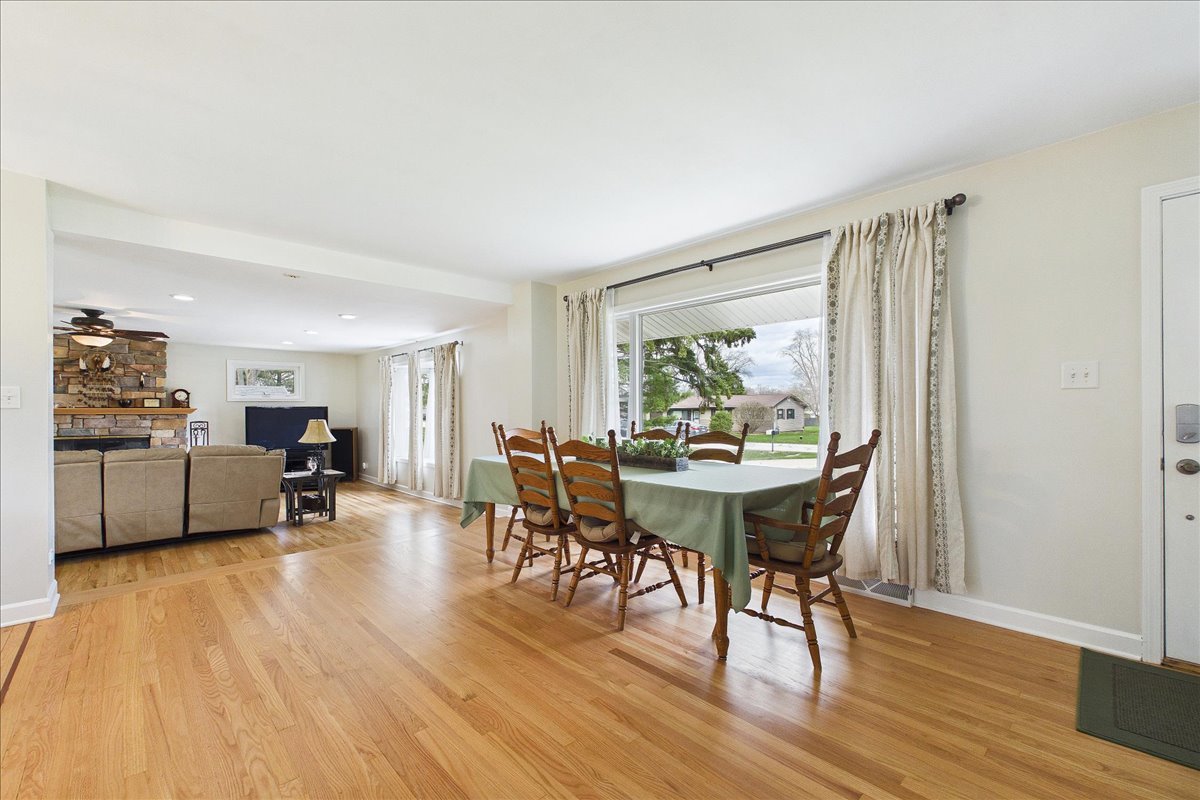 2N548 Pleasant Avenue, Glen Ellyn, IL 60137