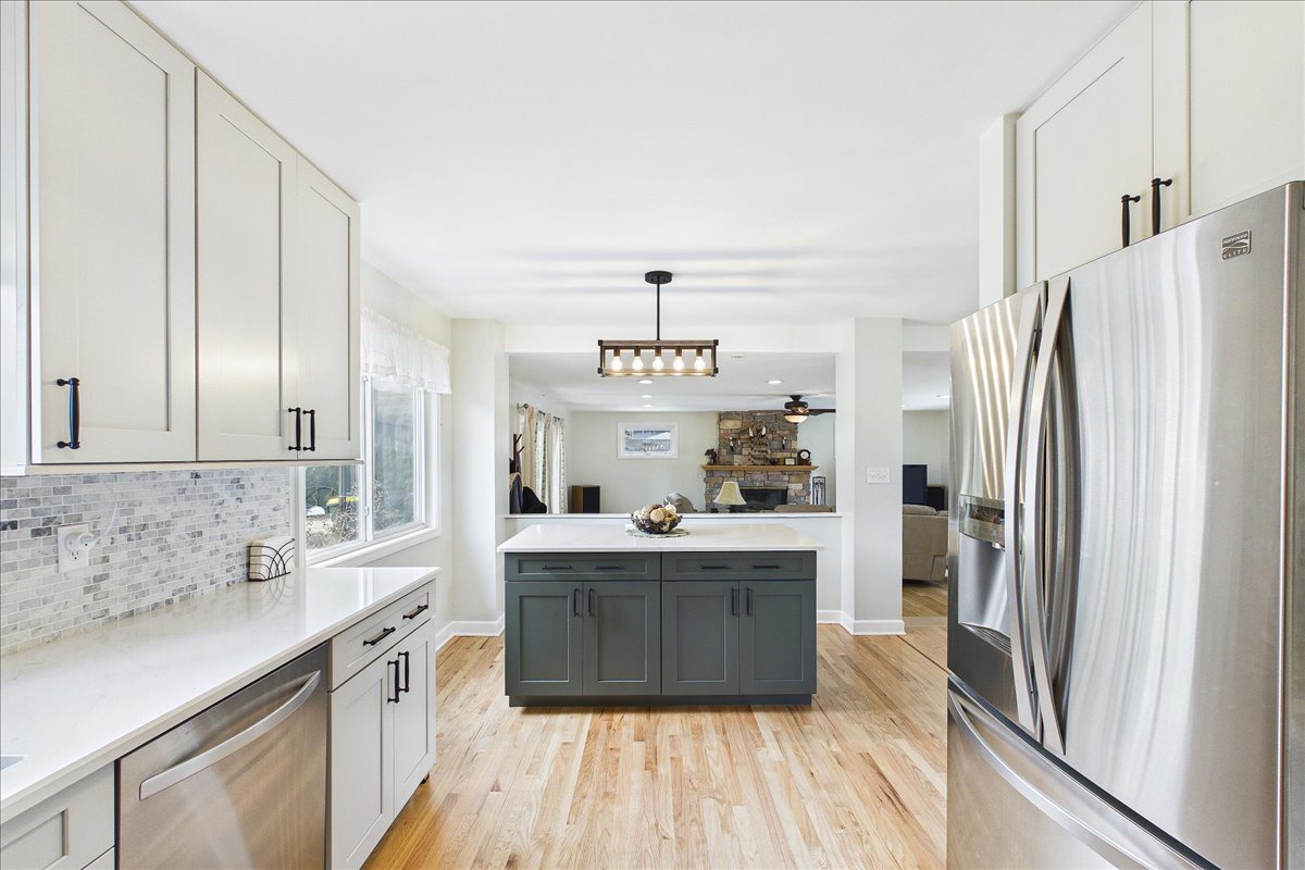 2N548 Pleasant Avenue, Glen Ellyn, IL 60137