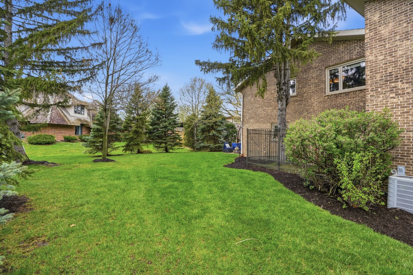 75 REGENT Drive, Oak Brook, IL 60523