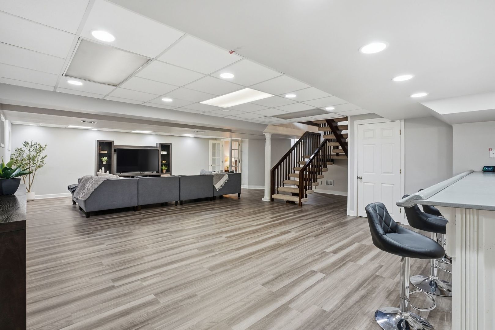 75 REGENT Drive, Oak Brook, IL 60523