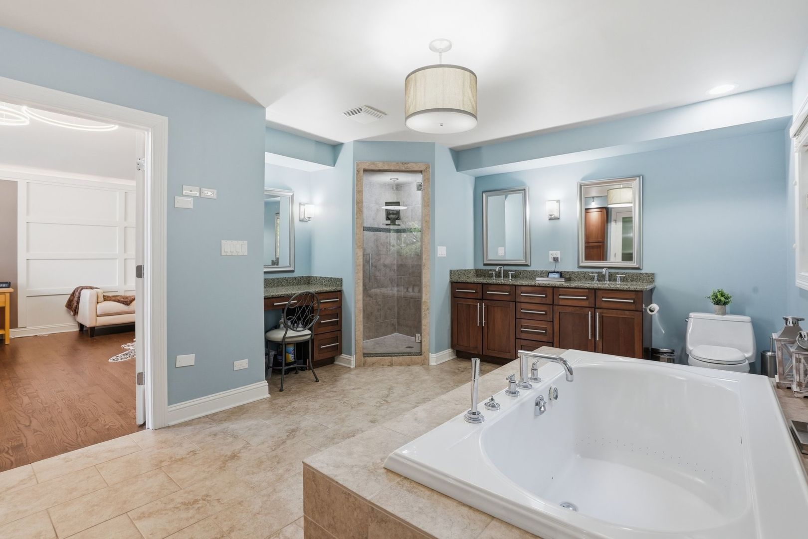 75 REGENT Drive, Oak Brook, IL 60523