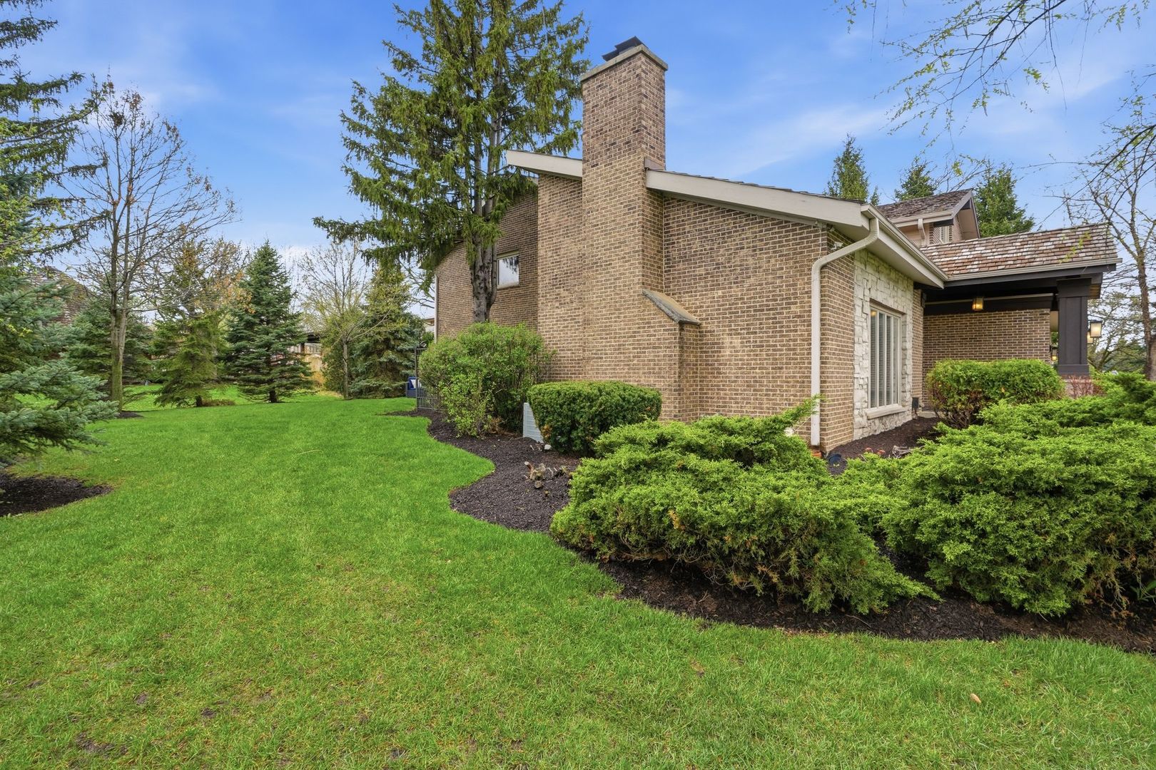 75 REGENT Drive, Oak Brook, IL 60523