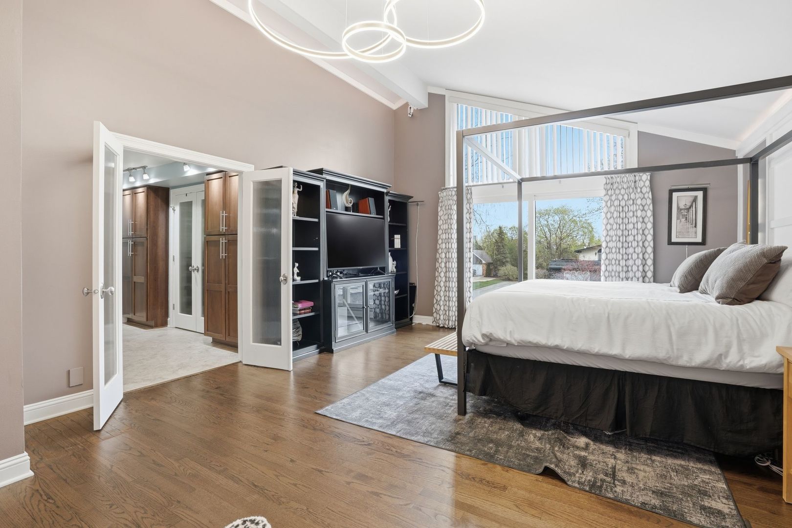 75 REGENT Drive, Oak Brook, IL 60523