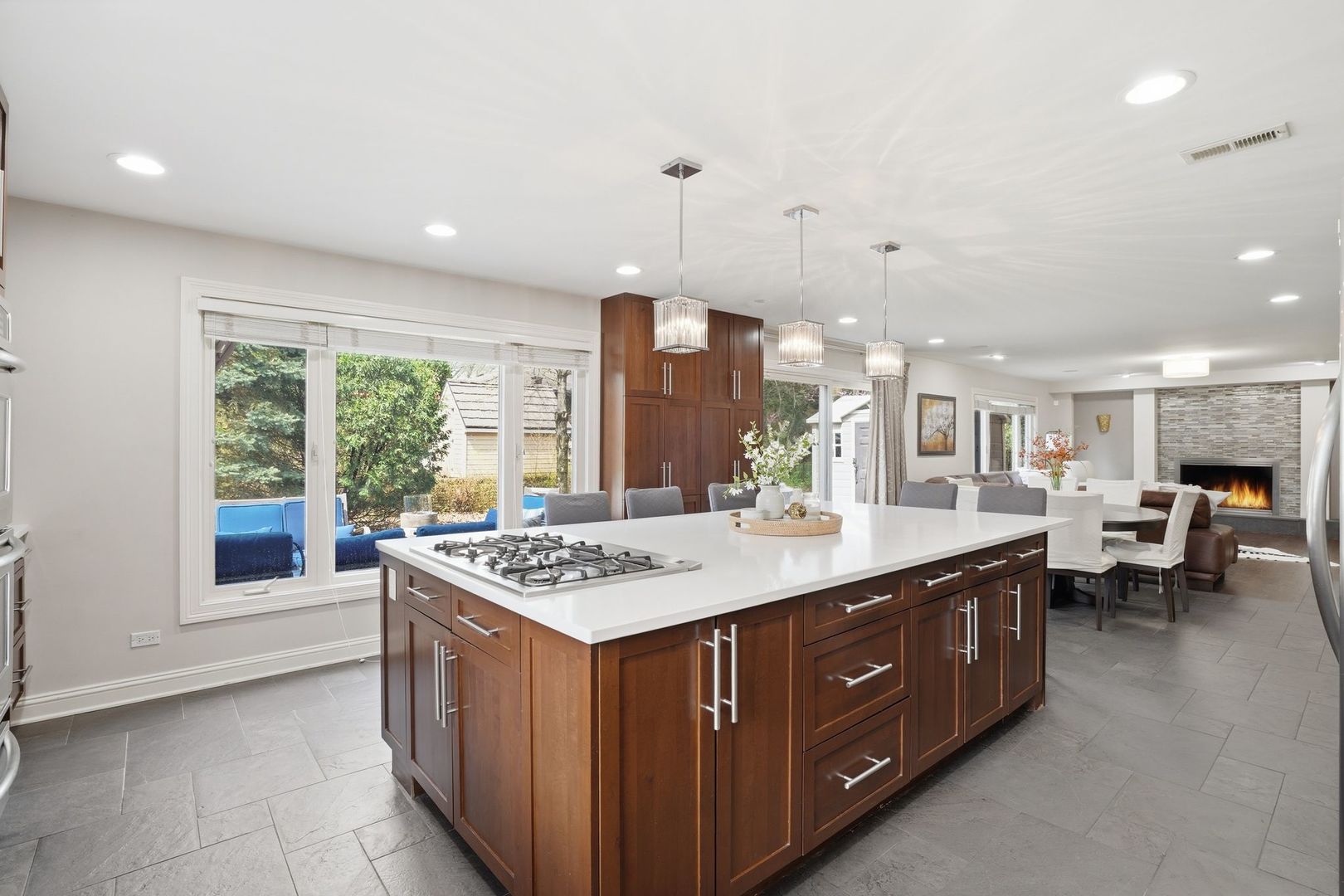 75 REGENT Drive, Oak Brook, IL 60523