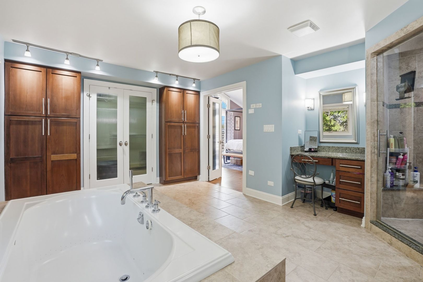 75 REGENT Drive, Oak Brook, IL 60523