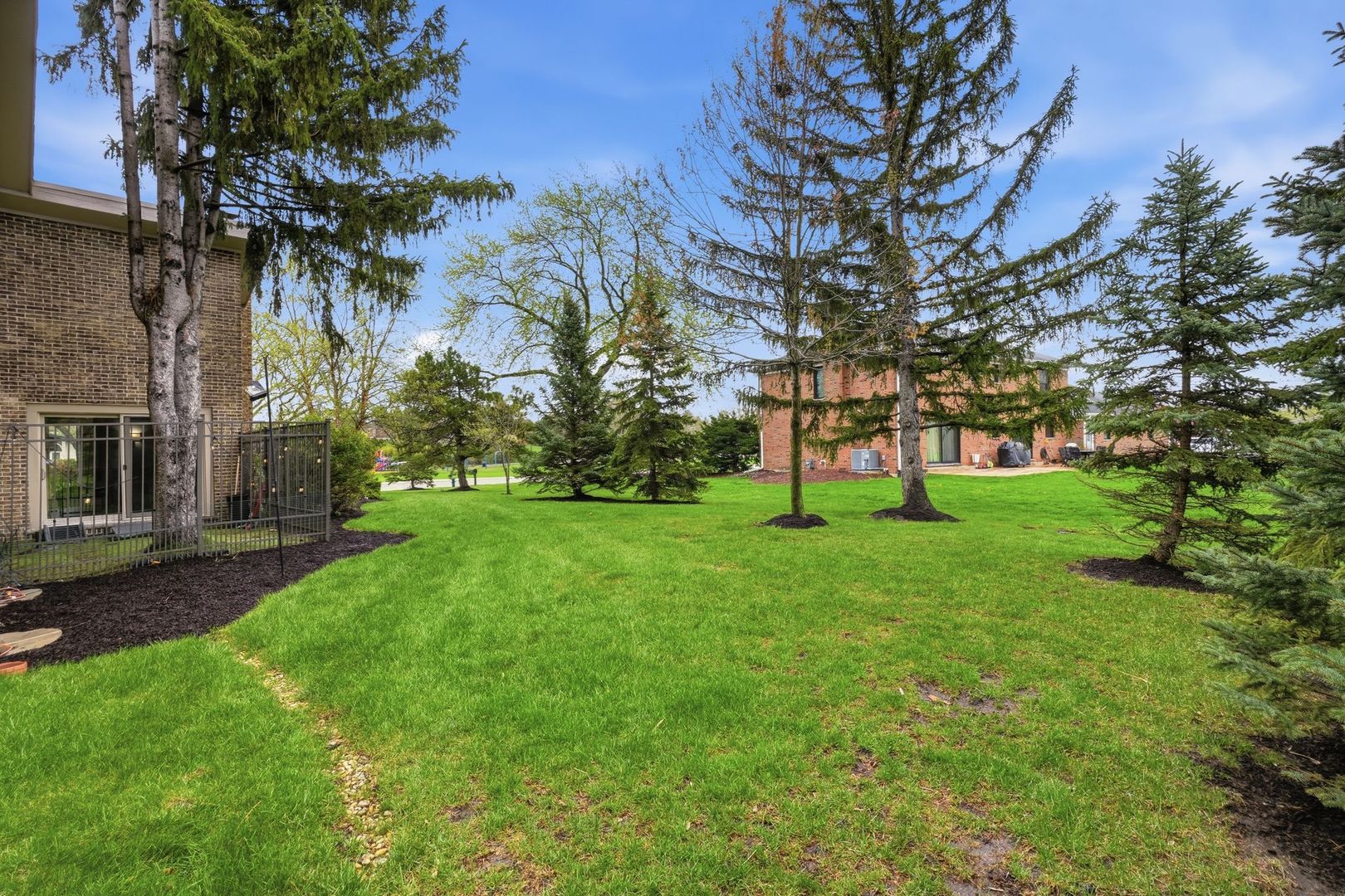 75 REGENT Drive, Oak Brook, IL 60523