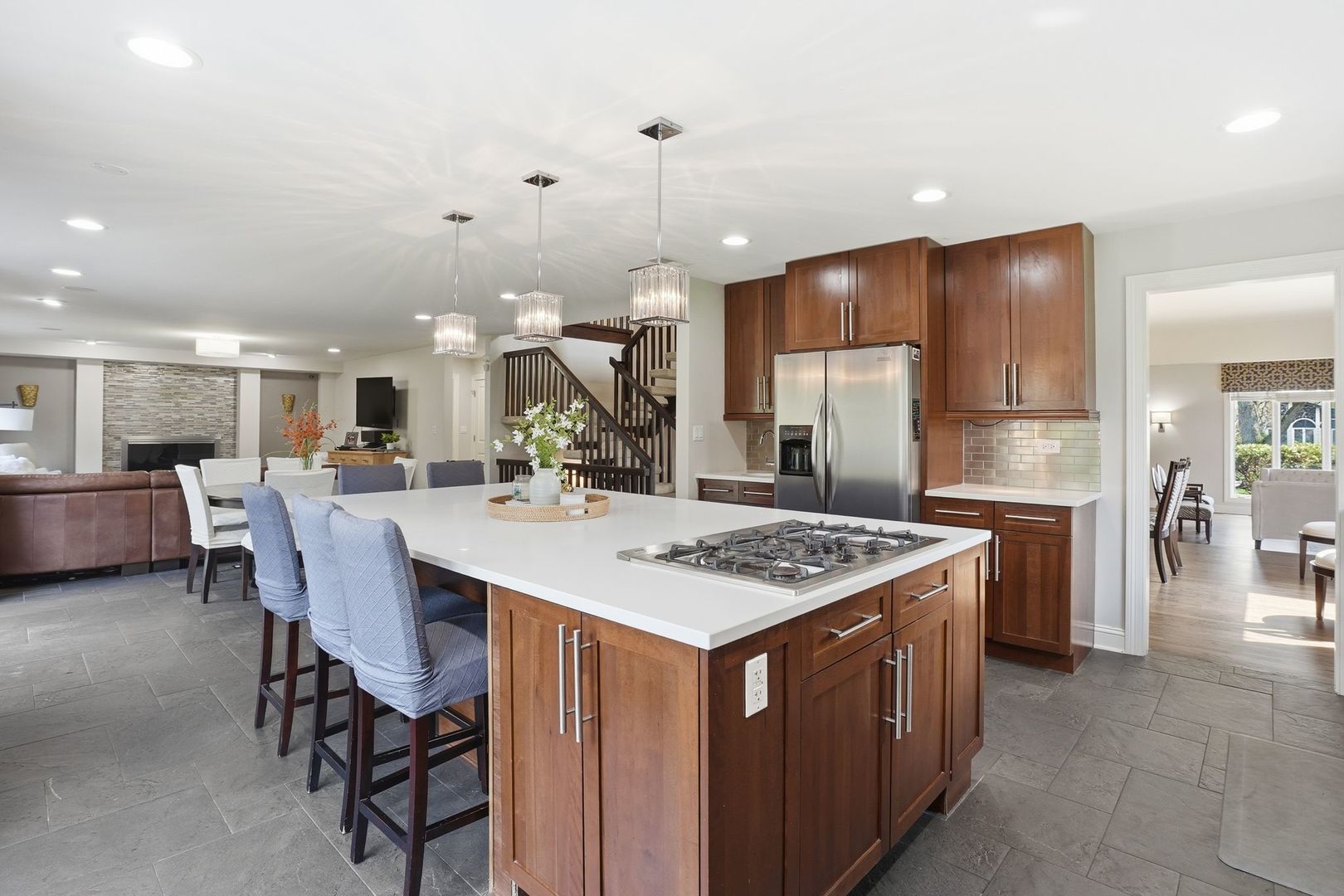 75 REGENT Drive, Oak Brook, IL 60523