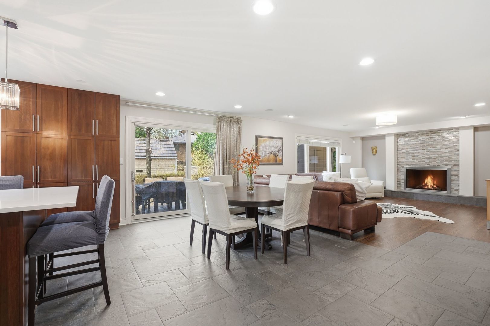 75 REGENT Drive, Oak Brook, IL 60523