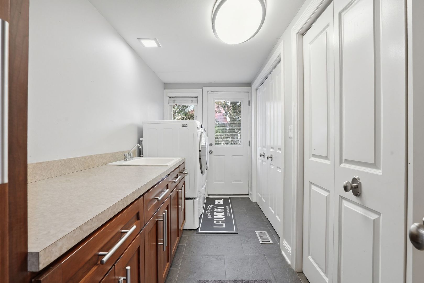 75 REGENT Drive, Oak Brook, IL 60523