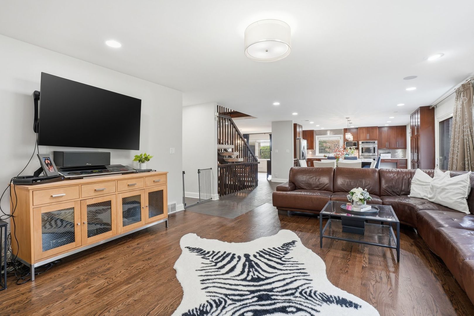 75 REGENT Drive, Oak Brook, IL 60523